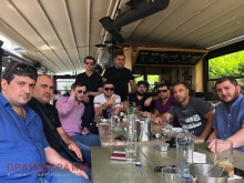 За столом: 2) Давид Газзаев (Дато Осетин), 3) Николай Дгебуадзе (Ника Гагринский), 6) Георгий Зарандия (Гия Гальский), 7) Лексо Логуа (Лексо Гальский)