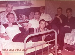 Сзади: 1) Паата Горгишели (Паат Маленький), 2) Гурам Одишария (Буйя), 3) Паата Члаидзе (Паат Большой), 4) Паата Гудушаури (Скот), 5) Михаил Куртаули; впереди: 1) Тариел Микава (Кеме), 2) Зураб Маргания (Кочо)
